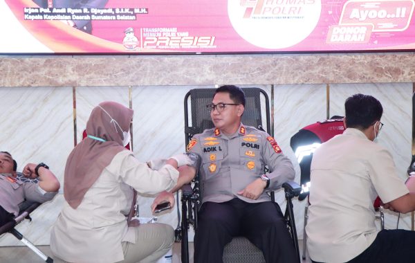 Kapolres Oku Timur AKBP Listiyono S.I.K.,M.H Peserta Utama Kegiatan Donor Darah Peringati Hari Jadi Humas Polri Ke – 74
