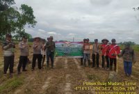 POLSEK BUAY MADANG TIMUR DUKUNG PROGRAM KETAHANAN PANGAN MELALUI PENANAMAN JAGUNG DI DESA SUMBER TANI