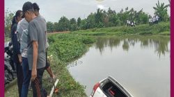 Diduga Mengantuk, Mobil Terjun ke Parit di Batujaya Karawang