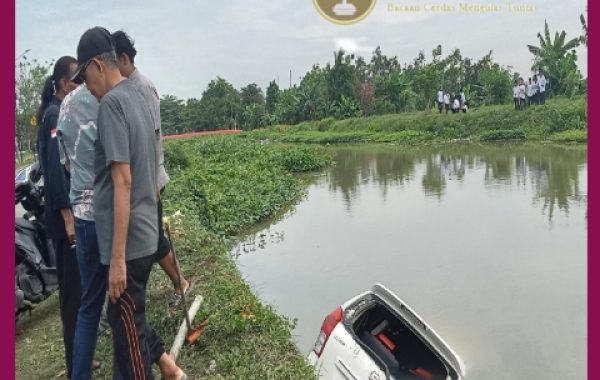 Diduga Mengantuk, Mobil Terjun ke Parit di Batujaya Karawang