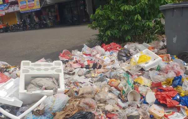 Tumpukan Sampah, “Membawa Penyakit” Diruko Harapan Indah