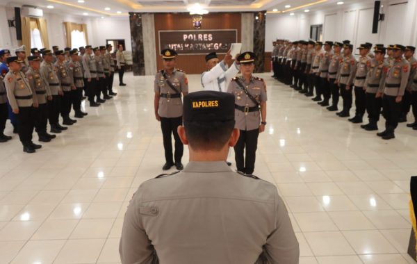 Kapolres Kukar Pimpin Sertijab Kapolsek Tenggarong: Wujud Pembinaan dan Penyegaran Organisasi