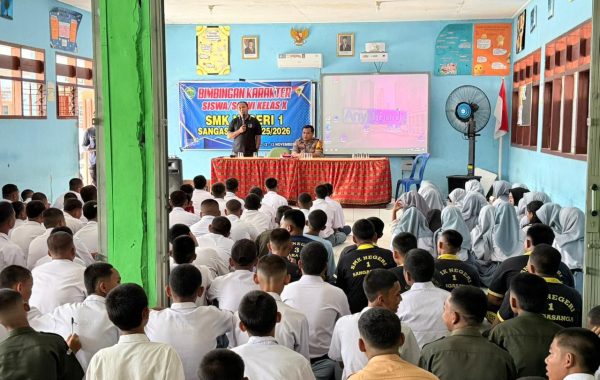 Polsek Sangasanga Gelar Sosialisasi Bahaya Narkoba dan Tertib Berlalu Lintas di SMKN 1 Sangasanga