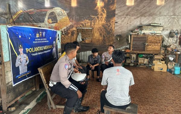 Satlantas Polres Kutai Kartanegara Sapa Karyawan Bengkel Sidomulyo, Ajak Tertib Berlalu Lintas dan Jaga Kamtibmas