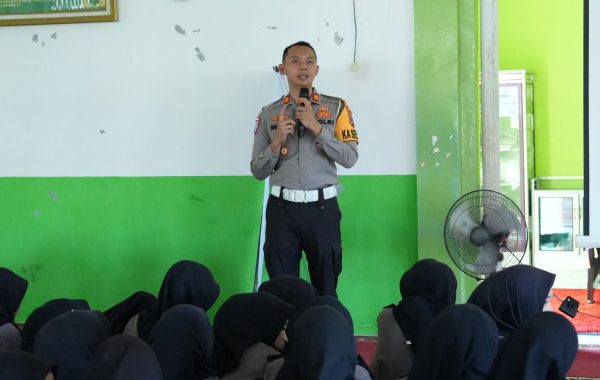 Kasat Lantas Kukar Ajak Pelajar SMA dan SMP di Kota Bangun Tertib Berlalu Lintas, Disambut Antusias dan Candaan Segar