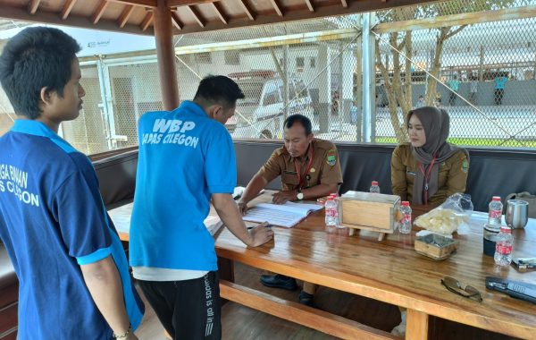 Wujud Pembinaan, Lapas Cilegon Jalankan Program Pembebasan Bersyarat : 16 Warga Binaan Kembali ke Keluarga