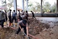 Brimob Polda Sumut Bersihkan Lumpur di Aula SMP Swasta Santo Fransiskus Pandan Pasca Bencana