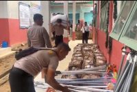 Brimob Polda Sumut Bersama Dinas Pendidikan Tapanuli Tengah Salurkan Bantuan Perlengkapan Sekolah ke Sekolah Darurat