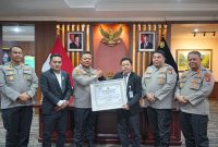 Kapolda Kaltim Terima Piagam Presisi Award