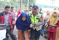 Akses Jalan Rusak, Polres Aceh Tengah Pastikan Bantuan dan Perhatian Sampai ke Warga Terpencil