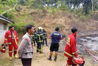 Polsek Tenggarong Sigap Tangani Kebakaran Rumah Warga di Kelurahan Maluhu