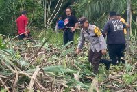 Bhabinkamtibmas Polsek Kota Bangun Gotong Royong Bersama Warga Desa Sumber Sari