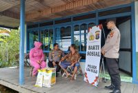 Polsek Loa Kulu Bersama Bhayangkari Salurkan Bantuan Sosial kepada Warga Kurang Mampu