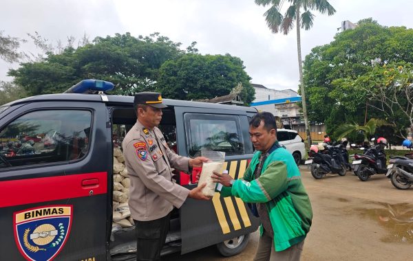 Polres Kukar Gelar Warung Berkah, Sarapan Gratis hingga Cek Kesehatan Diserbu Warga