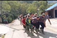 Tak Kenal Hari Libur, Polri Bersama Warga Bangun Jembatan Darurat Pascabencana di Aceh Tengah